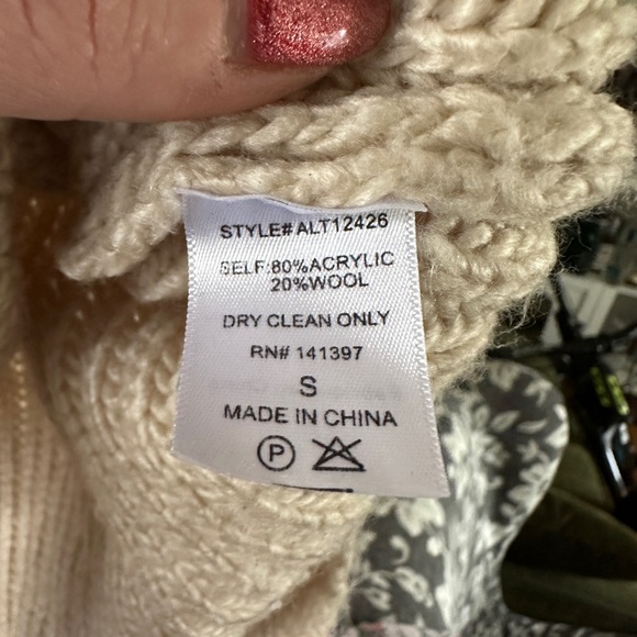 Knitted Sweater Vest - Picture 4 of 4